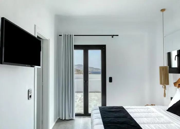 Black And White - Mykonos 프텔리아